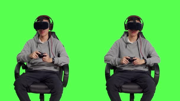 Junger Mann Spielt Action Mit Brille Sitzt Über Greenscreen Hintergrund — Stockvideo
