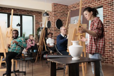Çeşitli insanlar gerçekçi öğeler çizmeyi, öğretmenleri dinlemeyi ve tuvale resim çizmeyi öğreniyor. Aile birlikte zaman geçirerek sanat aktivitelerine katılmış. Yetişkinler için yaratıcı eğlence aktiviteleri
