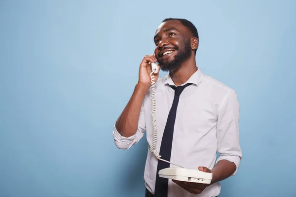 Взрослый Африканский Американец Звонит Стационарному Телефону Улыбающийся Бизнесмен Аналоговому Телефону — стоковое фото