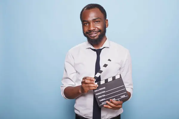 Афроамериканский Кинорежиссер Держит Руках Открытую Доску Выглядящую Уверенно Позируя Перед — стоковое фото
