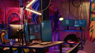 Boş hacker tabanlı, duvarlara grunge graffiti çizimleri serpiştirilmiş bilgisayar ekranlarındaki programlama dili. Neon ışıklı getto saklanma yeri. Suçlular tarafından yasadışı faaliyetlerde kullanılıyor.