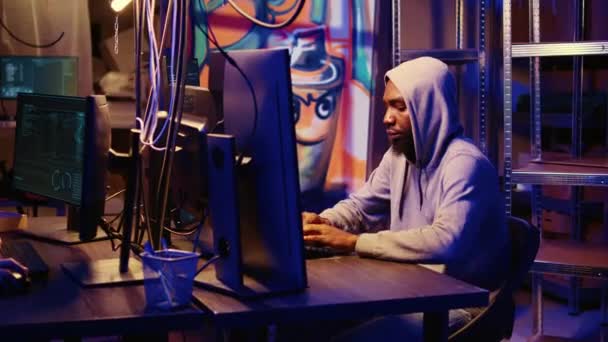 Zoom Shot Afro Amerikaanse Hooded Hacker Gericht Kwetsbare Ongepatchte Verbindingen — Stockvideo