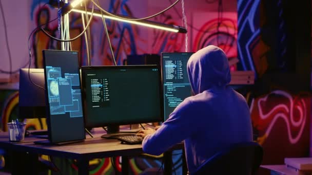 Vadóc Hacker Csoport Vezetője Üdvözölte Tagot Rejtett Földalatti Bázis Készen — Stock videók