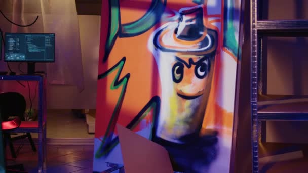 Zoom Der Aufnahme Eines Verlassenen Kellers Mit Graffiti Zeichnungen Wänden — Stockvideo