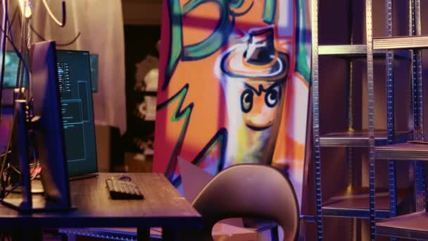 Graffiti Pomalowane Pustą Bazą Kryjówek Liniami Kodu Działającymi Ekranie Komputera — Wideo stockowe