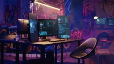 Bilgisayar ekranındaki yazılım arayüzüne yakınlaştır. Boş bir depoda çalışan programlama kodunu ve duvarlara grafiti püskürtülmüş halini göster. Yeraltı üssündeki monitörlerde ikili dil