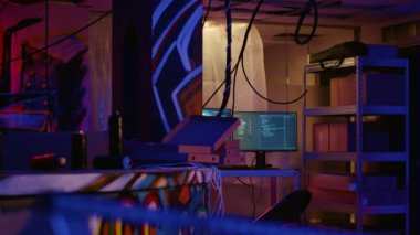 Gelişmiş teknoloji bilgisayarlarını yakınlaştır boş neon ışıklı bodrumda çalışan kodlar ve duvarlara grafiti çizimleri bırak. Yeraltı deposunda hackerlar tarafından kullanılan yüksek teknoloji ekipmanları.