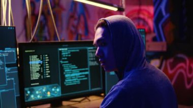Asyalı bir hacker yeraltı sığınağında saklanıyor. Arkasına bakıyor ve bilgisayar virüsü kullanarak kurbanlardan veri çaldıktan sonra polis tarafından yakalanmaktan korkuyor.