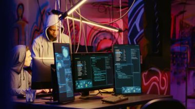 Terk edilmiş gizli depoda kötü niyetli bilgisayar uzmanları yazılımlarını korumak için şirketler tarafından uygulanan kurcalama önlemini aşmak için birlikte çalışıyorlar. Torrent web sitelerine crack yüklüyorlar.