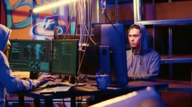 Yeraltında saklanan hackerlar, bilgisayar sistemlerine sızmak, değerli verilere ulaşmak, güvenlik duvarlarını aşmak ve giriş işlemlerini aşmak için teknik hata ve sömürü bilgilerini kullanıyorlar.