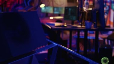 Bilgisayar ekranlarındaki yazılım arayüzünün yakın çekim görüntüsü, duvarlarına grafiti püskürtülmüş boş suçlu ininde çalışan geliştirici kodları gösteriyor. Yeraltı üssündeki kötü amaçlı yazılım programlarını hacklemek
