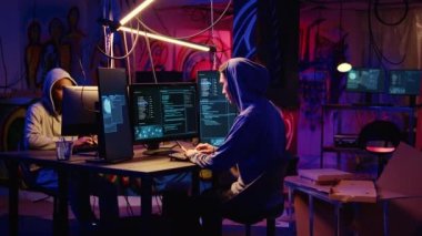 Yetenekli hacker grubu üyeleri bilinçsiz kurbanların bilgisayarlarına kötü amaçlı yazılım yerleştiriyor, hassas ve özel bilgileri çalıyor, Darknet suç cennetinde en yüksek teklifi verene satıyor.