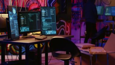 Graffiti ile gelen Asyalı hacker, yeraltı sığınağını boyadı, ve Philishing tekniğini kullanarak değerli verileri çalmaya başladı. Siber suçlular hassas bilgileri açığa çıkarmak için kullanıcıları kandırıyor
