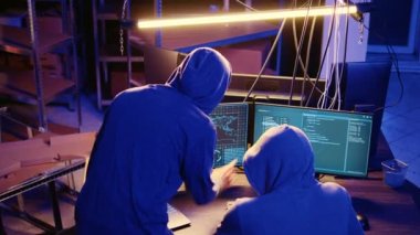 Gizli bir yerde birlikte çalışan casuslar, hükümet web sitelerini zayıf güvenlikle hackleyerek değerli veri hırsızlığı yapıyorlar. Casusluk uzmanları yasadışı olarak değerli bilgilere erişiyor.