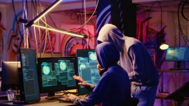 Neon ışıklı odalardaki hackerlar bilgisayarda kod satırları yazıyorlar. Virüsleriyle güvenlik sistemlerini başarıyla geçtikten sonra sevinç patlaması yaşıyorlar. Dolandırıcılar metni hacklemeyi bitirdikten sonra mutlu olurlar