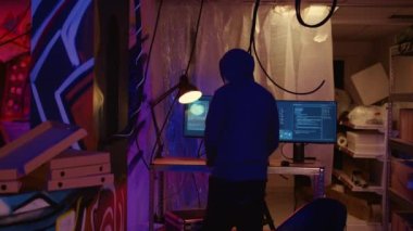 Yeraltı sığınağındaki ahlaksız hackerlar kullanıcıları kandırarak hassas bilgileri açığa çıkarıyorlar. Siber suçlular düşük güvenlik sistemlerinden şifreleri çalıyorlar