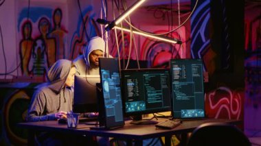 Karanlık odadaki hackerlar savunmayı aşmanın yollarını tartışıyor ve bilgisayar sistemlerindeki zayıflıkları sömürüyorlar. Gizli üsteki şeytani bilgisayar bilimcileri şirketlerin güvenlik ağlarını aşıyor.