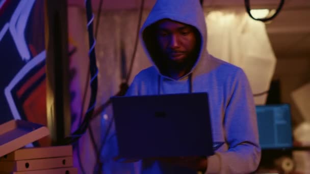 Африканский Американский Хакер Подземном Штабе Нацелен Уязвимые Незащищенные Соединения Пытается — стоковое видео