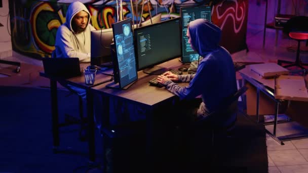 Hackerek Rohannak Hogy Elhagyják Föld Alatti Bázist Miután Hallották Rendőrségi — Stock videók