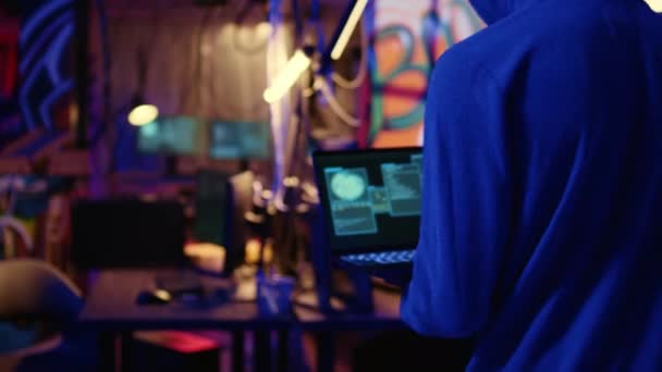Хакер Який Прибуває Ноутбуком Прихованій Базі Розгортає Віруси Невідомих Комп — стокове відео