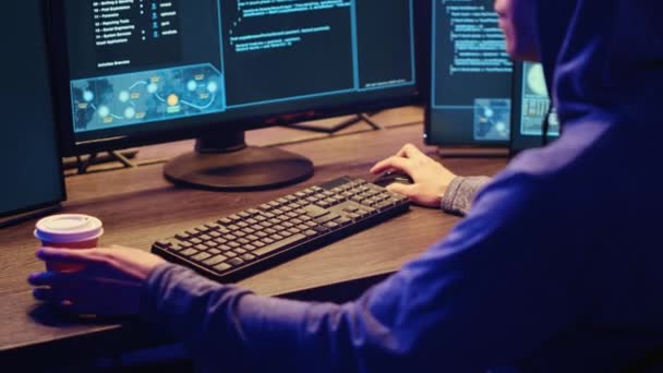 Junge Hacker Trinken Kaffee Während Sie Spyware Software Ausführen Die — Stockvideo