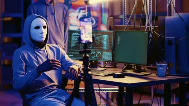 Gli Hacker Mascherati Filmano Video Riscatto Nel Quartier Generale Segreto — Video Stock