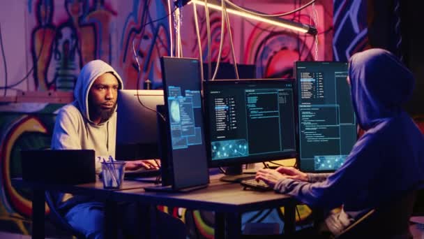 Los Hackers Diseñan Plan Juntos Codificando Malware Diseñado Para Explotar — Vídeo de stock