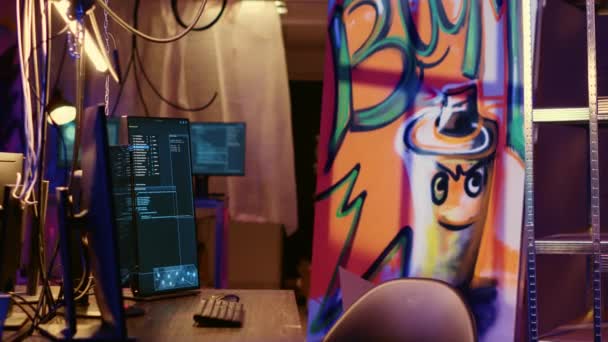 Datorskärmar Visar Malware Utvecklingskod Nedgrävda Underjordiska Lager Med Graffiti Målad — Stockvideo
