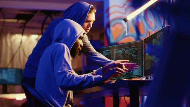 Grupa Hakerska Podziemnym Bunkrze Próbująca Zinfiltrować Systemy Bezpieczeństwa Innego Kraju — Wideo stockowe