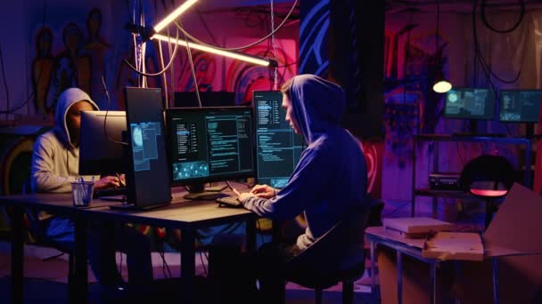 Membros Grupo Hackers Qualificados Implantando Malware Computadores Vítimas Desconhecidas Roubando — Vídeo de Stock