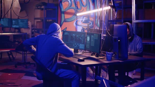 Hackere Skynder Sig Forlade Den Hemmelige Base Efter Have Hørt – Stock-video