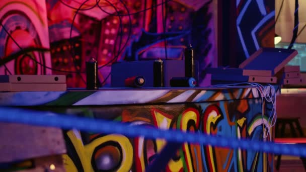 Leere Spraydosen Und Pizzakartons Einer Verlassenen Lagerhalle Mit Graffiti Wände — Stockvideo