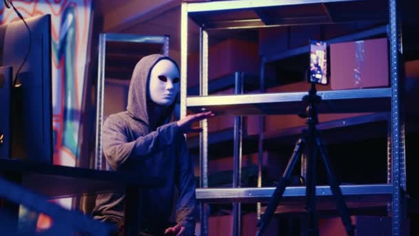 Хакер Носит Анонимную Маску Снимая Видео Выкупе После Сбора Информации — стоковое видео