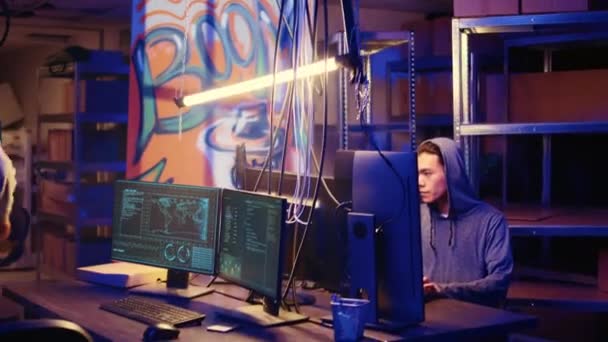 Hakerzy Pracujący Zespołowo Kryjówce Pomalowanej Graffiti Celujący Wrażliwe Połączenia Próbujący — Wideo stockowe