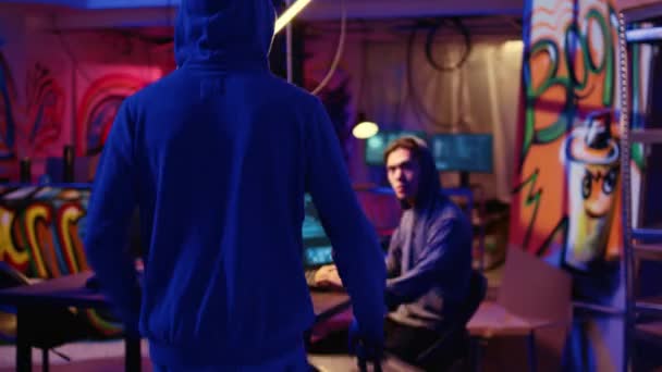 Hacker Ankommer Hemmelighed Underjordiske Base Med Kuffert Fuld Penge Opnået – Stock-video