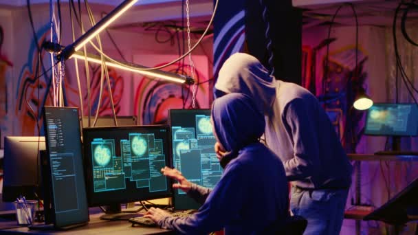Hackers Neon Verlichte Kamer Het Schrijven Van Regels Code Computer — Stockvideo