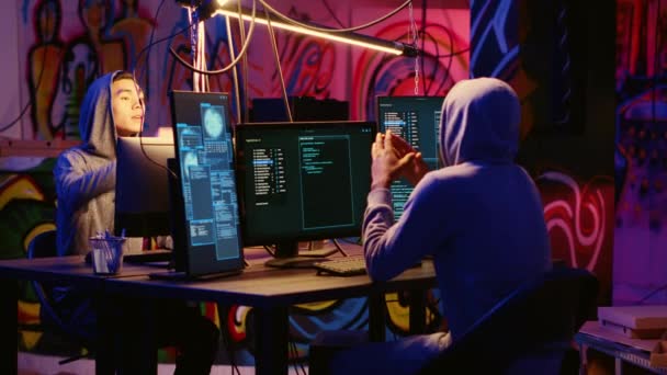 Hacker Nutzen Netzwerklücken Server Auszunutzen Führen Koordinierte Cyber Angriffe Durch — Stockvideo
