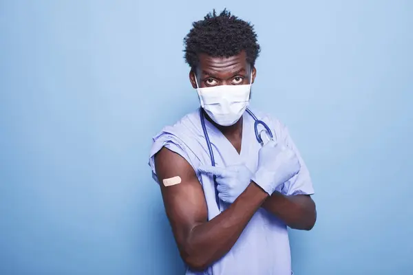 Афро Американская Медсестра Направляет Внимание Место Инъекции Вакцины Бинтом Зрительном — стоковое фото