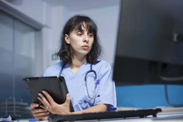 Close Shot Female Nurse Holding Digital Tablet Checkup Visit Doctors — Stock Photo, Image