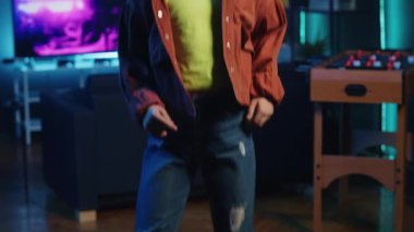 Nüfuzlu çocuk stüdyosunda dans ederek eğleniyor, Z nesli internet kullanıcıları için video kaydediyor. Yetenekli dans hareketleri yapan kız, favori ünlülerin koreografik trendlerini takip ediyor.