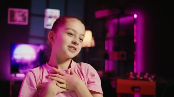 Dolly Out Plan Enfant Parlant École Avec Public Enfants Filmant — Video