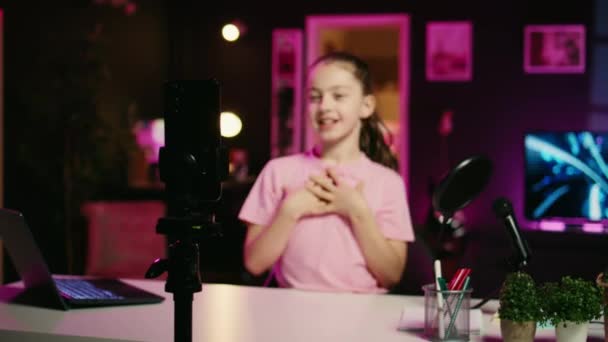 Radostný Kluk Mluví Škole Dětským Publikem Natáčí Obsah Pro Sociální — Stock video