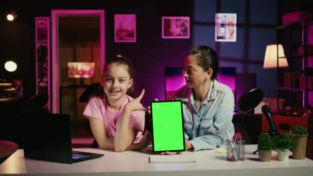Roztomilé Dítě Natáčení Internetové Show Pomohl Její Matka Propagace Zelené — Stock video