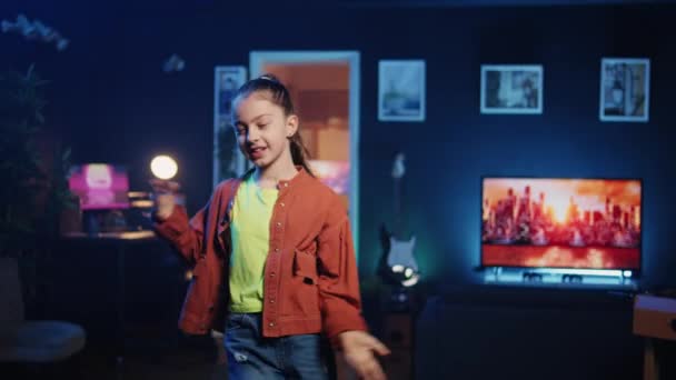 Glimlachende Content Maker Krijgt Ton Van Betrokkenheid Haar Dansende Clips — Stockvideo