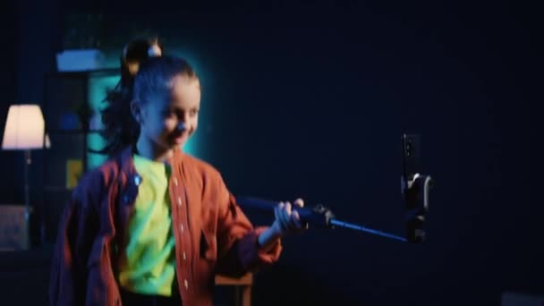 Smartphone Sur Selfie Stick Utilisé Par Talentueux Enfant Génération Dans — Video