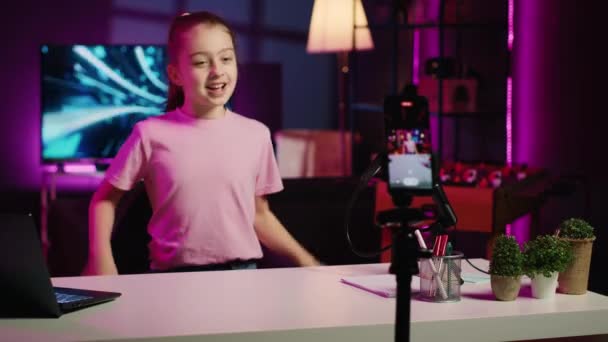 Criança Filmando Vídeo Com Telefone Estabilizador Tripé Para Seu Canal — Vídeo de Stock