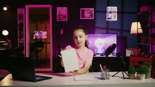 Child Media Star Χρηματοδοτείται Από Συνεργαζόμενο Brand Για Κάνει Unboxing — Αρχείο Βίντεο