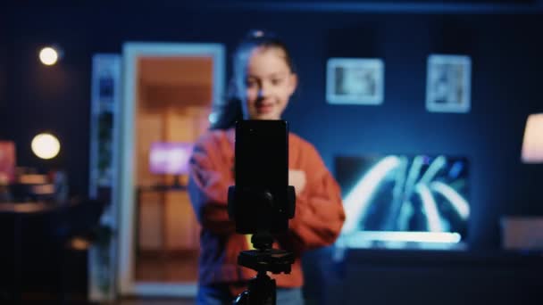 Focus Shot Smartphone Tripod Stabilizátor Által Használt Tehetséges Gen Gyerek — Stock videók