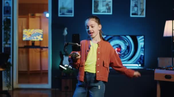 Barndans Och Sång Med Hjälp Telefon Ansluten Till Selfie Stick — Stockvideo