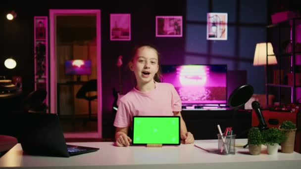 Stüdyoda Gülümseyen Çocuk Yeşil Ekran Tabletindeki Sponsorluk Reklamını Sunuyor Küçük — Stok video